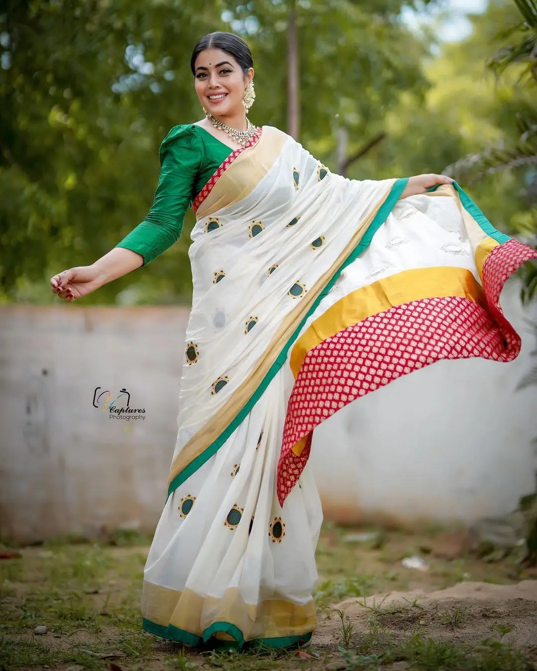 Shamna Kasim Mesmerizing Looks In Beautiful White Saree Green Blouse